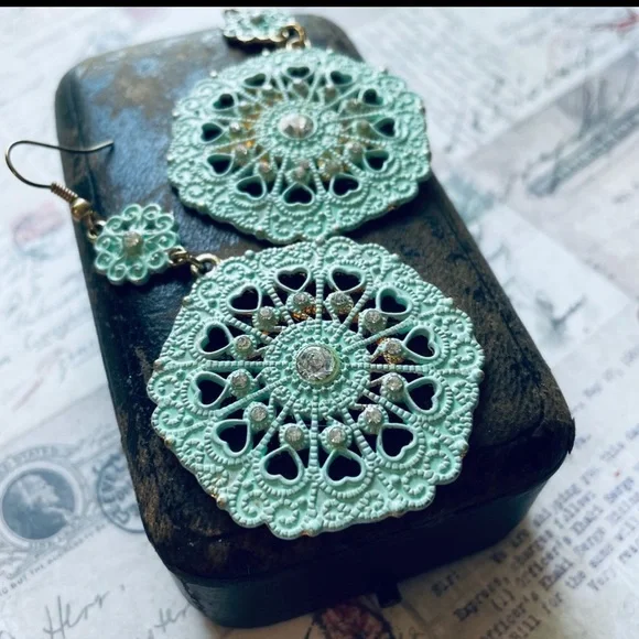 Turquoise green medallion earrings - Picture 12 of 13